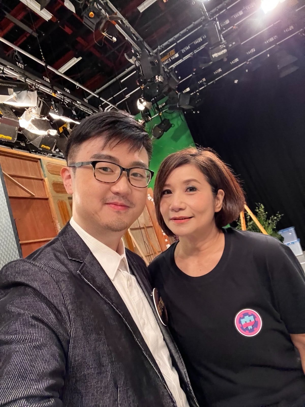 本人在TVB 中年好聲音二: 後台和韋綺珊合影